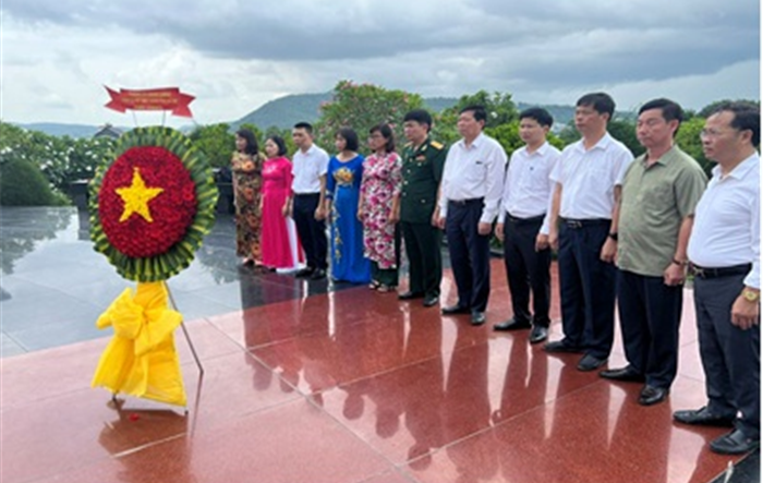 Đoàn đại biểu thành phố Hà Nội viếng Nghĩa trang liệt sĩ tại tỉnh Kiên Giang