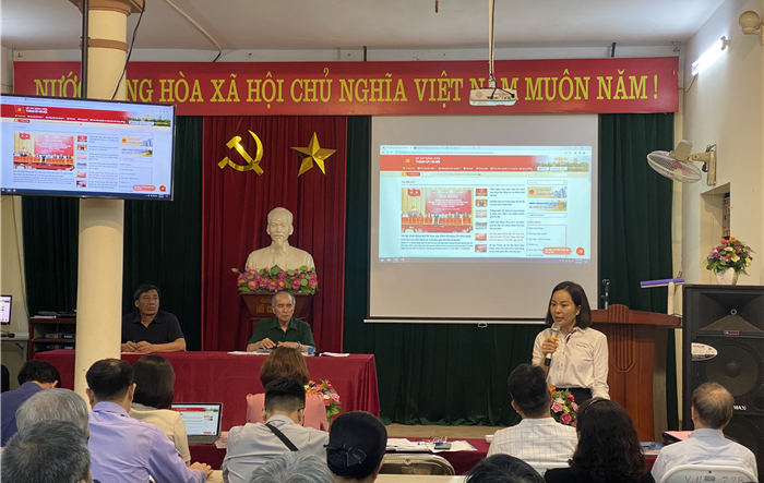 Quận Long Biên ứng dụng "Sổ tay đảng viên điện tử Thành ủy Hà Nội" vào sinh hoạt chi bộ