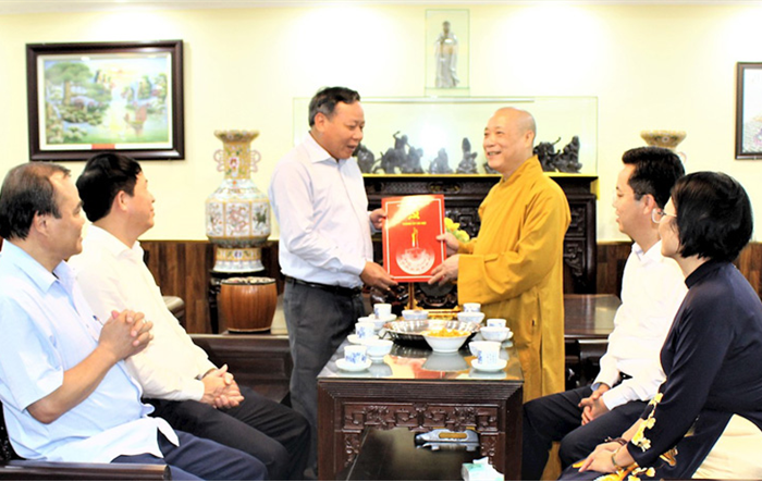 Phó Bí thư Thành uỷ Hà Nội Nguyễn Văn Phong chúc mừng đại lễ Phật đản tại chùa Lý Triều Quốc Sư