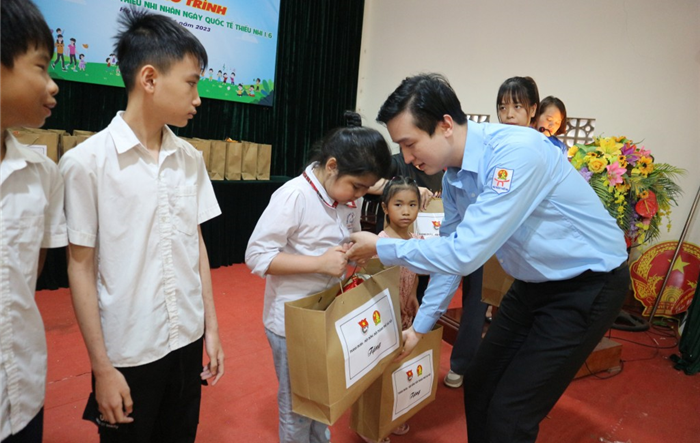 Thành đoàn - Hội đồng Đội thành phố tặng quà cho thiếu nhi có hoành cảnh khó khăn huyện Thanh Oai