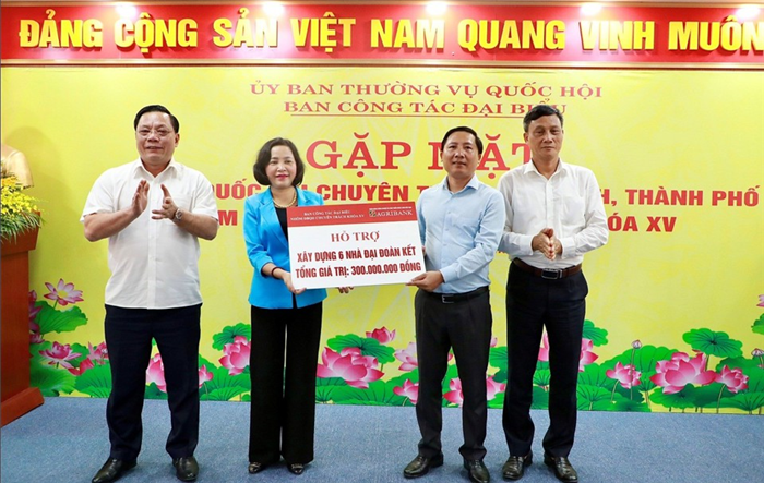 Đoàn đại biểu Quốc hội chuyên trách 63 tỉnh, thành phố dâng hương và tặng quà tại huyện Mê Linh