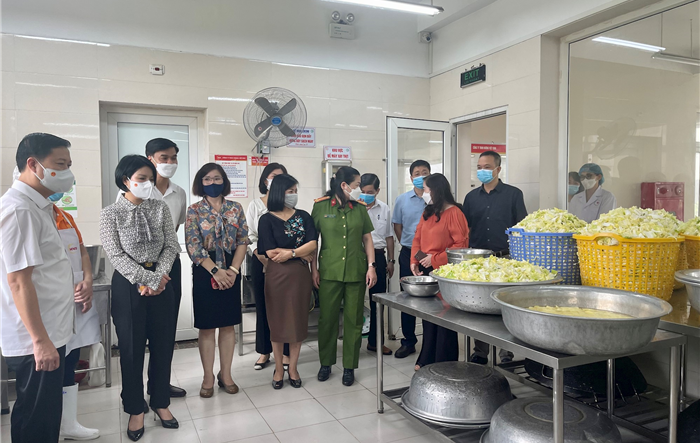Giám đốc Sở Y tế kiểm tra công tác bảo đảm an toàn thực phẩm trên địa bàn quận Nam Từ Liêm