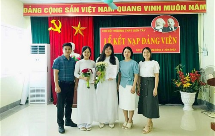 2 học sinh ưu tú trường THPT Sơn Tây vinh dự được kết nạp Đảng