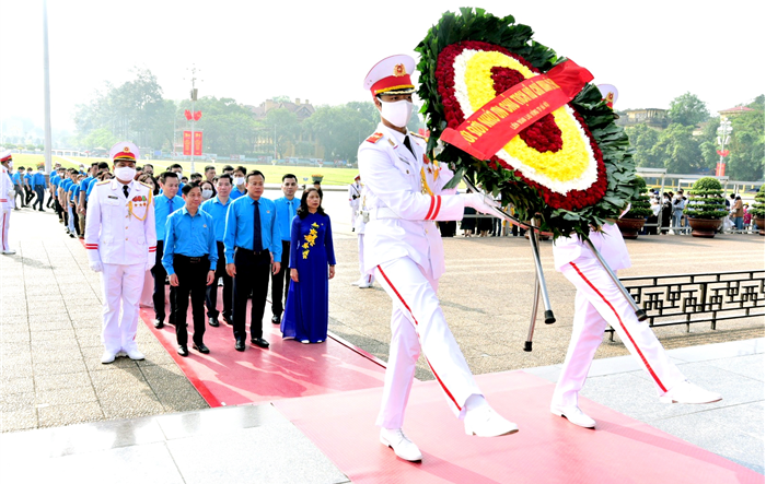 Đoàn đại biểu Công nhân giỏi Thủ đô năm 2023 báo công dâng Bác