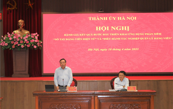 Tiếp tục đẩy mạnh tuyên truyền, quán triệt và triển khai thực hiện phần mềm “Sổ tay đảng viên điện tử” và “Điều hành tác nghiệp quản lý đảng viên” đến cấp uỷ Đảng và đảng viên