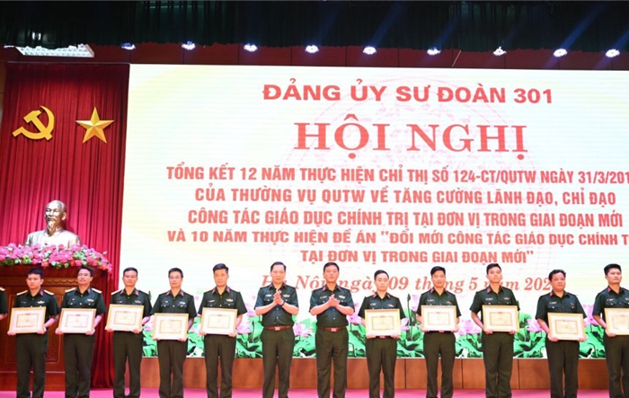 Sư đoàn Bộ binh 301 khen thưởng 13 tập thể và cá nhân có thành tích trong thực hiện Chỉ thị 124