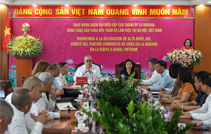 Đoàn đại biểu cấp cao Thành ủy La Habana thăm các mô hình nông nghiệp công nghệ cao tại huyện Mê Linh