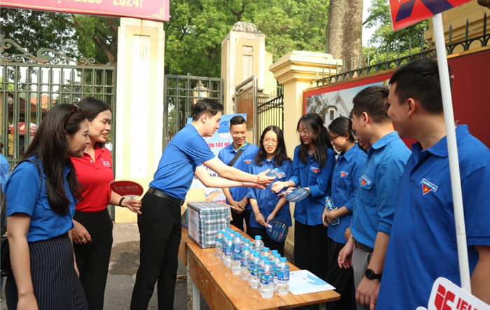 Phó Bí thư Thành đoàn Đào Đức Việt thăm, động viên lực lượng tình nguyện tại điểm “tiếp sức mùa thi” trường THPT Chu Văn An