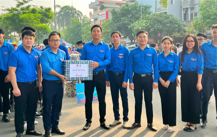Phó Bí thư Thường trực Thành đoàn Nguyễn Đức Tiến thăm động viên các tình nguyện viên tham gia chương trình "Tiếp sức mùa thi"
