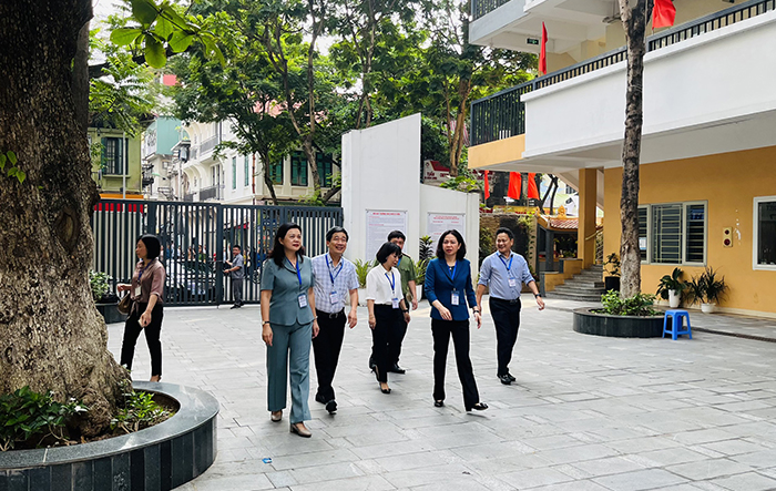 Phó Chủ tịch UBND Thành phố Vũ Thu Hà kiểm tra công tác tổ chức thi tại điểm thi Trường THCS Ngô Sỹ Liên