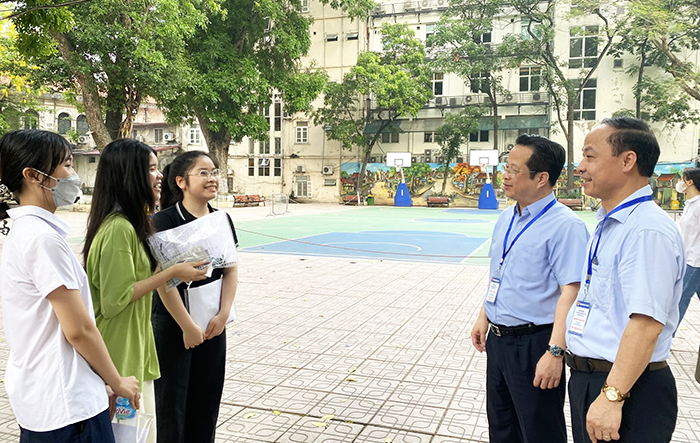 Kiểm tra công tác tổ chức kỳ thi tại điểm thi rường THPT Việt Đức (quận Hoàn Kiếm) và Trường THPT Thăng Long (quận Hai Bà Trưng)