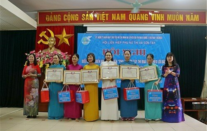 Hội Liên hiệp Phụ nữ thị xã Sơn Tây biểu dương điển hình tiên tiến “Phụ nữ Thủ đô làm theo lời Bác”