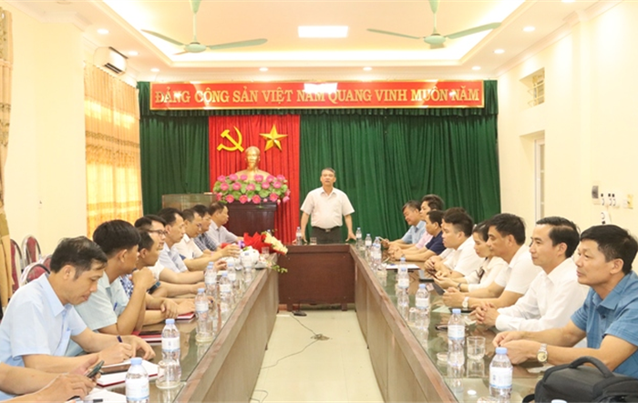 Trao quyết định về công tác cán bộ tại xã Phúc Tiến, thị trấn Phú Xuyên