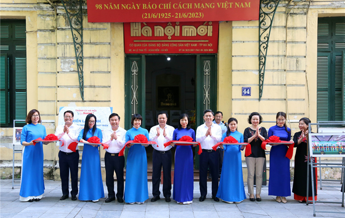 Bí thư Thành ủy Đinh Tiến Dũng chúc mừng Thông tấn xã Việt Nam và Báo Hànộimới