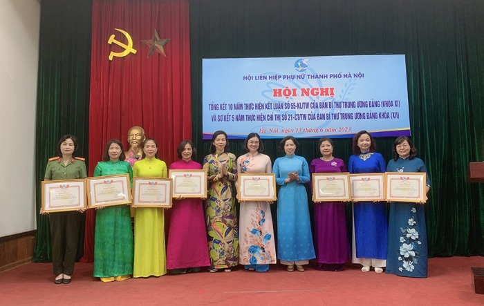 Hội Liên hiệp Phụ nữ thành phố khen thưởng nhiều tập thể, cá nhân có thành tích xuất sắc trong thực hiện Kết luận số 55-KL/TW
