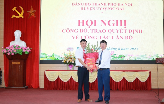 Chủ tịch HĐND huyện Quốc Oai trao quyết định điều động Chủ tịch UBND các xã: Liệp Tuyết; Phú Cát; Hoà Thạch và Đông Yên
