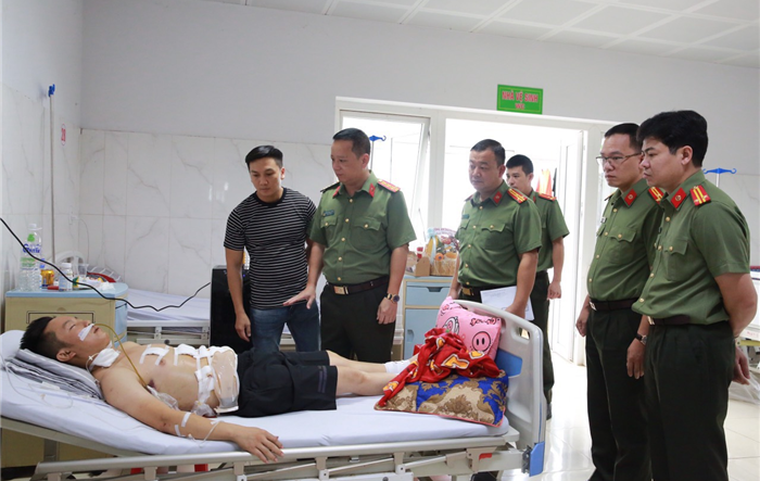 Công an Hà Nội thăm hỏi, động viên thân nhân gia đình cán bộ, chiễn sỹ hy sinh, bị thương ở Đắk Lắk