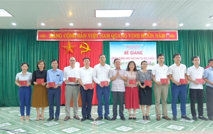 Lễ bế giảng lớp bồi dưỡng kiến thức dân tộc, đối tượng 3