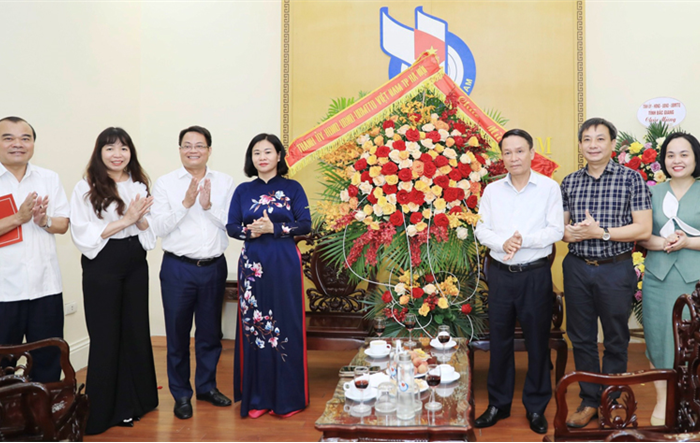 Phó  Bí thư Thường trực Thành uỷ Nguyễn Thị Tuyến chúc mừng các cơ quan báo chí