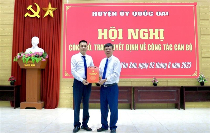 Phó Bí thư Thường trực Huyện ủy Quốc Oai trao quyết định Bí thư Đảng ủy xã Yên Sơn