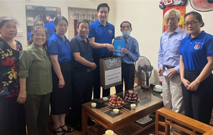 Lãnh đạo Thành đoàn Hà Nội thăm hỏi, tặng quà cựu thanh niên xung phong tình nguyện tháng Tám Thủ đô