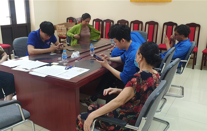 Tuổi trẻ quận Hoàng Mai "đi từng ngõ, gõ từng nhà, rà từng nhân khẩu" thực hiện Đề án 06