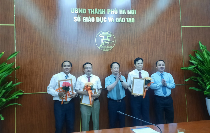 Sở Giáo dục và Đào tạo Hà Nội trao các quyết định về công tác cán bộ