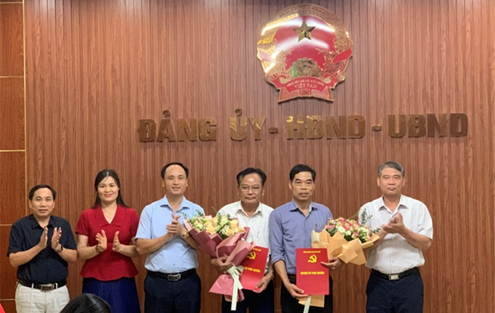 Hội nghị công bố và trao quyết định về công tác cán bộ tại xã Đại Thắng, xã Phượng Dực