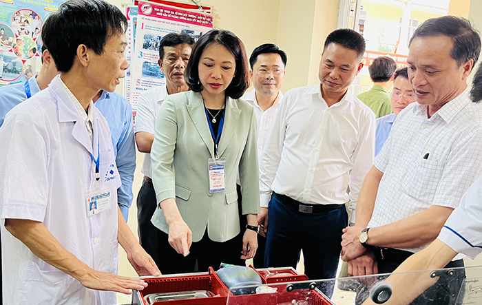 Phó Chủ tịch UBND thành phố Vũ Thu Hà kiểm tra các điểm thi trong ngày thí sinh làm thủ tục 