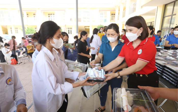 Suất cơm yêu thương tiếp sức sĩ tử mùa thi