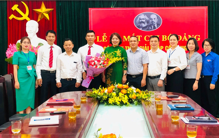 Ra mắt Chi bộ Công ty TNHH giải pháp công nghệ Sympletechs thuộc Đảng bộ khối Doanh nghiệp Long Biên