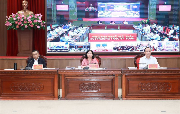 Thường trực Thành uỷ giao ban với các quận, huyện, thị xã: Đẩy mạnh cải cách hành chính, hoàn thiện cơ chế thu gom, xử lý rác thải