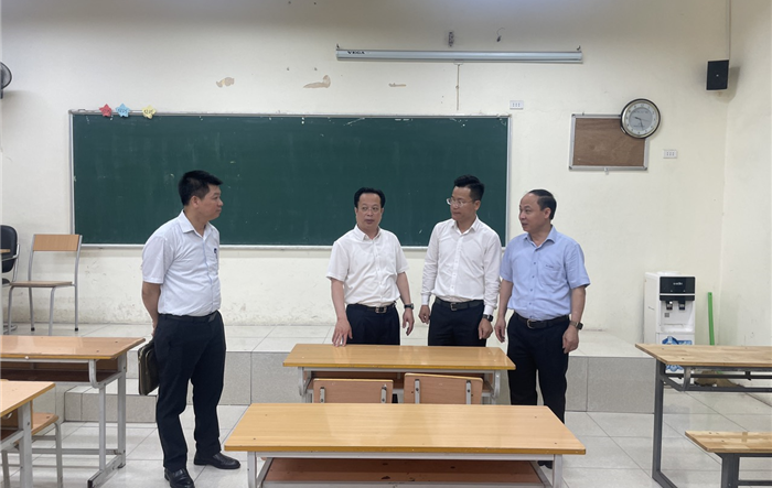 Giám đốc Sở Giáo dục và Đào tạo thành phố kiểm tra công tác chuẩn bị tổ chức kỳ thi vào lớp 10 tại quận Ba Đình và Tây Hồ