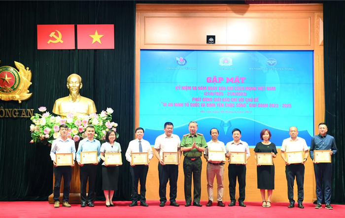 Bộ Công an: phát động Giải báo chí với chủ đề “Vì an ninh Tổ quốc và bình yên cuộc sống” giai đoạn 2023 - 2025