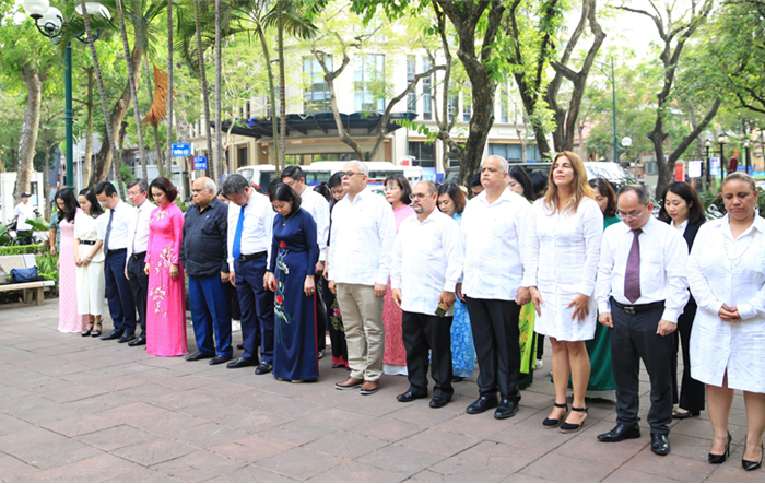  Đoàn đại biểu cấp cao Thành ủy La Habana đặt hoa tưởng niệm Anh hùng dân tộc Cuba José Martí