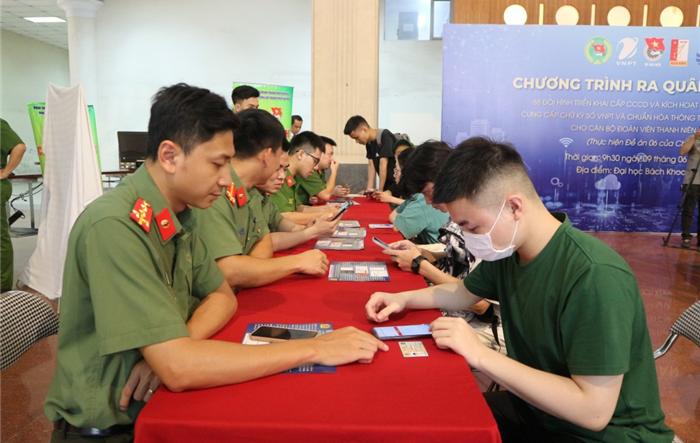 Thành đoàn Hà Nội: Ra quân cao điểm 88 đội hình triển khai cấp căn cước công dân và đăng ký định danh điện tử
