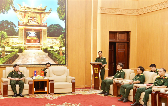 Phó Chính Ủy Bộ Tư lệnh Thủ đô Hà Nội tiếp đoàn Hiệp hội Cựu chiến binh Thủ đô Viêng Chăn