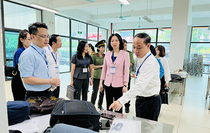 Phó Chủ tịch UBND thành phố Vũ Thu Hà kiểm tra công tác tổ chức kỳ thi vào lớp 10 trong ngày thí sinh làm thủ tục dự thi