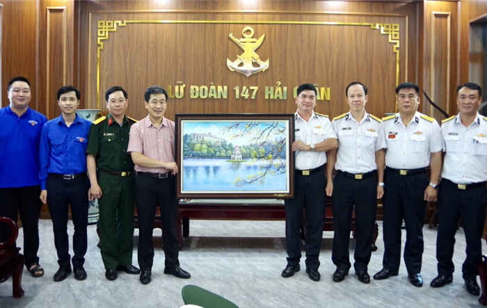 Tuổi trẻ Hoàn Kiếm thăm và chúc mừng Lữ đoàn Hải quân đánh bộ 147