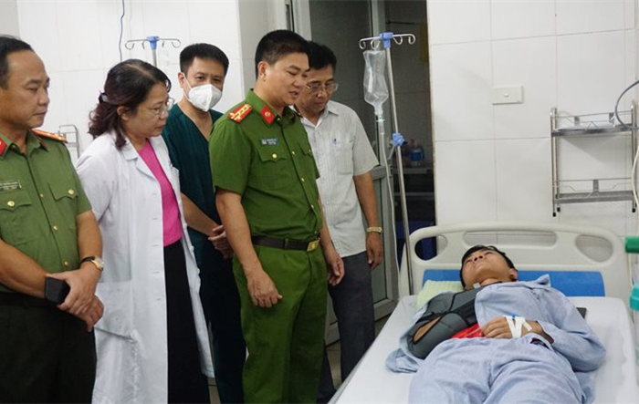 Lãnh đạo Công an thành phố thăm hỏi, động viên chiến sĩ bị thương trong vụ chữa cháy tại ngõ Thổ Quan