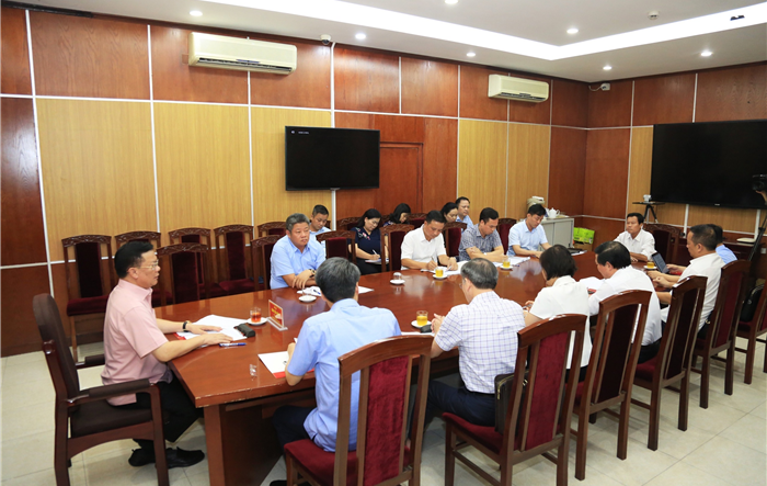 Bí thư Thành uỷ Đinh Tiến Dũng tiếp công dân giải quyết 2 vụ việc về người có công