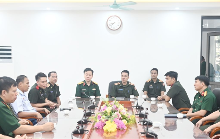 Đoàn Cục bảo vệ nội bộ Quân đội nhân dân Lào tìm hiểu về truyền thống lực lượng vũ Bộ Tư lệnh Thủ đô Hà Nội
