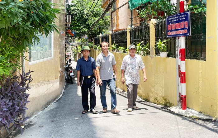 Bí thư chi bộ, trưởng ban công tác mặt trận hết lòng vì dân