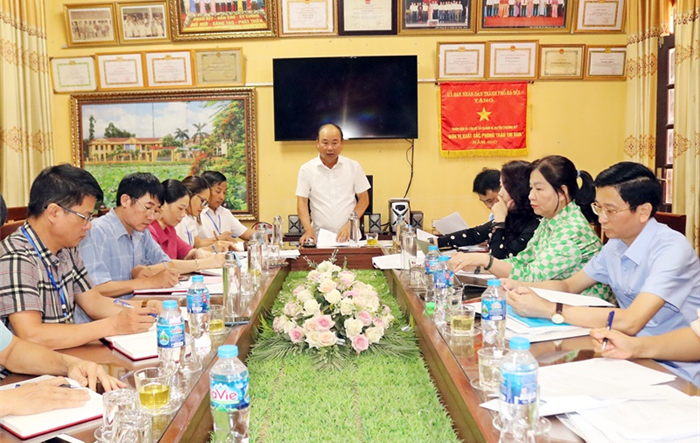 Chủ tịch UBND huyện Chương Mỹ kiểm tra việc thực hiện Chương trình số 14-CTr/HU tại xã Quảng Bị