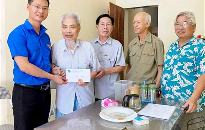 Tuổi trẻ thị xã Sơn Tây thăm hỏi, tặng quà các gia đình cựu thanh niên xung phong có hoàn cảnh khó khăn