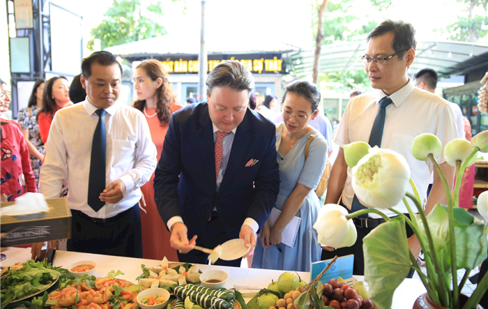 Đại sứ Mỹ tại Việt Nam thưởng thức ẩm thực Hà Nội tại Ngày hội Văn hóa hữu nghị Việt - Mỹ