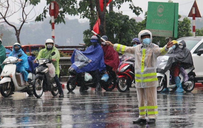 Công an thành phố khuyến cáo người dân cần chú ý tham gia giao thông an toàn trong mùa mưa bão