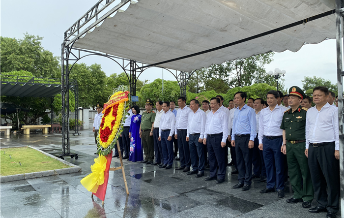 Đoàn đại biểu Thủ đô Hà Nội viếng các anh hùng liệt sĩ tại tỉnh Quảng Trị
