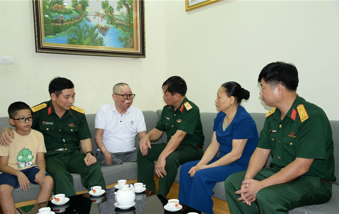 Chính ủy Bộ Tư lệnh Thủ đô Hà Nội thăm, động viên thương binh Đinh Văn Dương