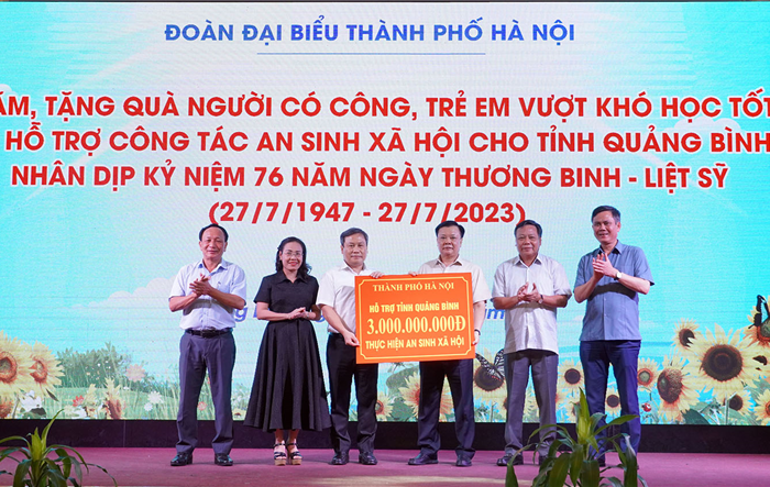 Thành phố Hà Nội tặng quà tri ân gia đình chính sách, hỗ trợ an sinh xã hội 4 tỉnh miền Trung